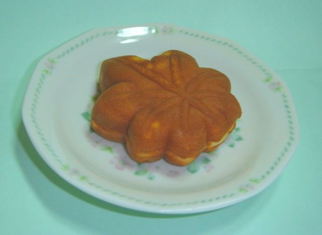 Tray of momiji manju cakes in a Miyajima shop
