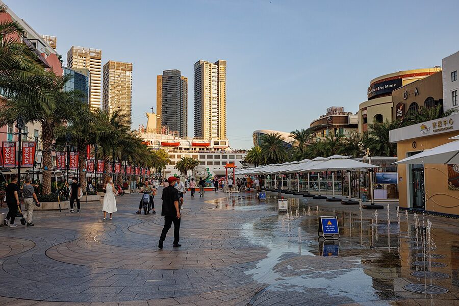 Sea World plaza detail with restaurant seating