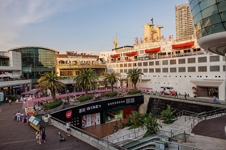 Sea World plaza street view