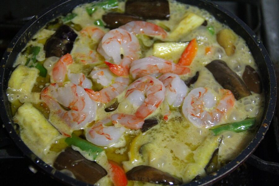 Making green curry with shrimp