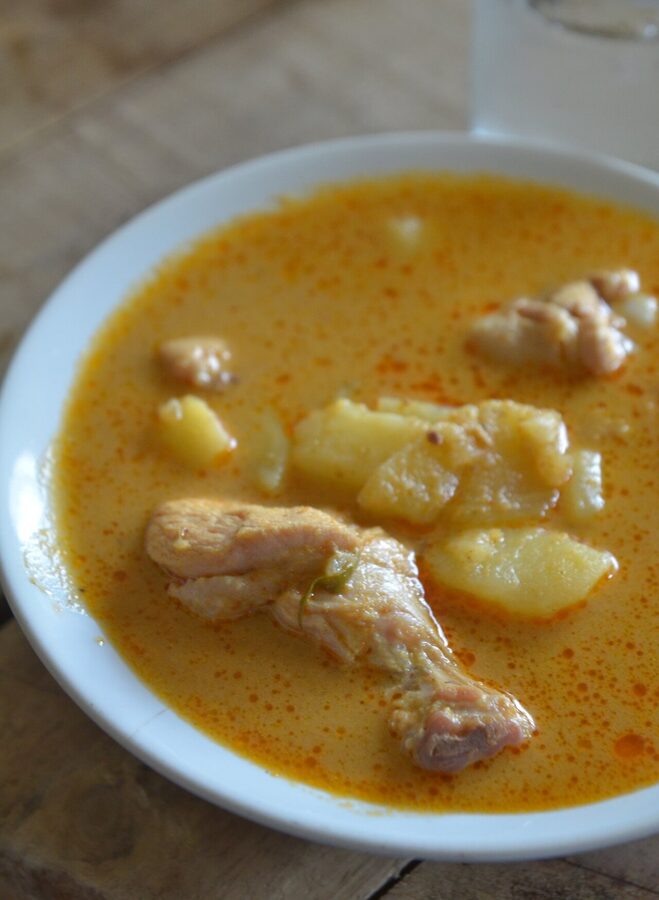 Kaeng kari kai Thai yellow curry with chicken