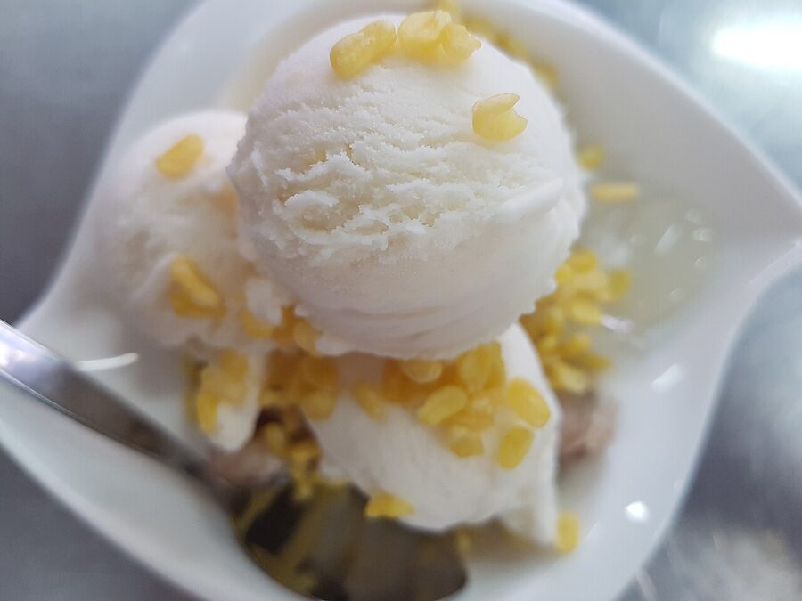 Thai coconut ice cream i-tim gati in coconut shell