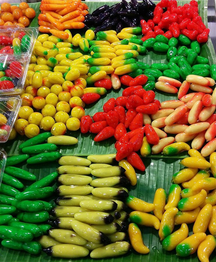 Luk chup Thai miniature fruit-shaped mung bean candies