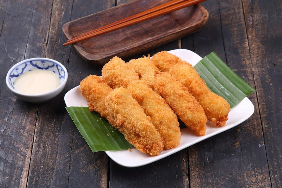 Pisang goreng, fried banana with dipping sauce